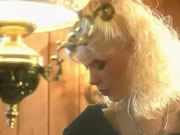 ブロンドの美しさと男は性的快楽を楽しむ