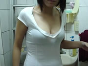 私のガールフレンドは私にフェラチオをするのが大好きです